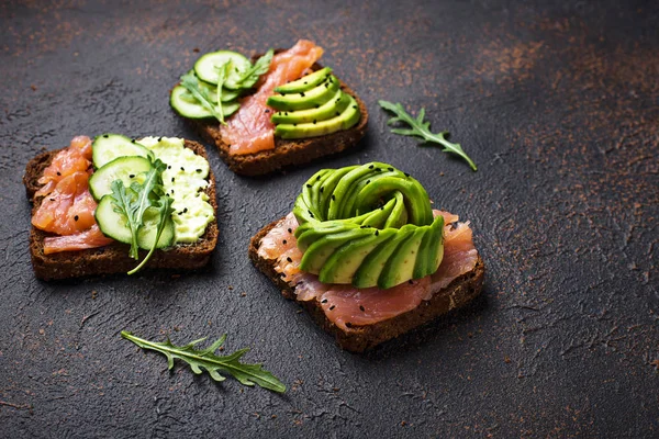 Torradas saudáveis com salmão e abacate rosa — Fotografia de Stock