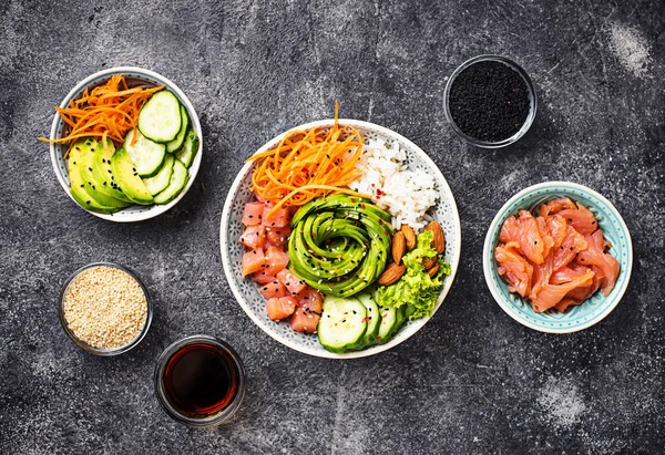 Tazón hawaiano con salmón, arroz y verduras —  Fotos de Stock