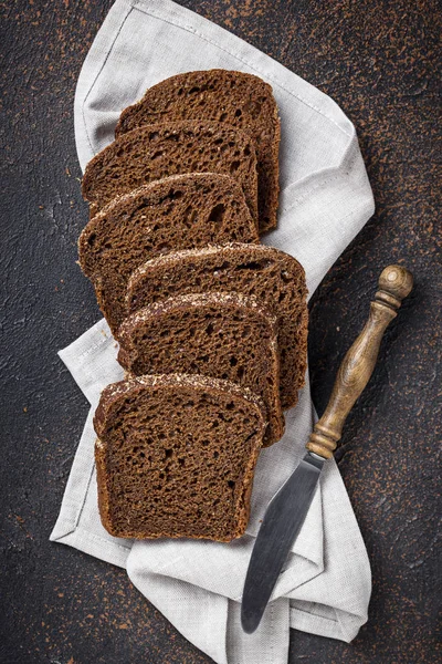 Čerstvé plátky žitného chleba na rezavý pozadí — Stock fotografie