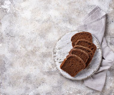 Taze çavdar ekmeği ışık arka plan üzerine dilimlenmiş.