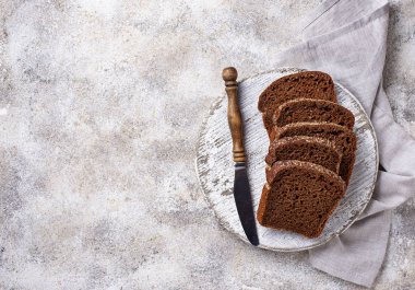 Taze çavdar ekmeği ışık arka plan üzerine dilimlenmiş.