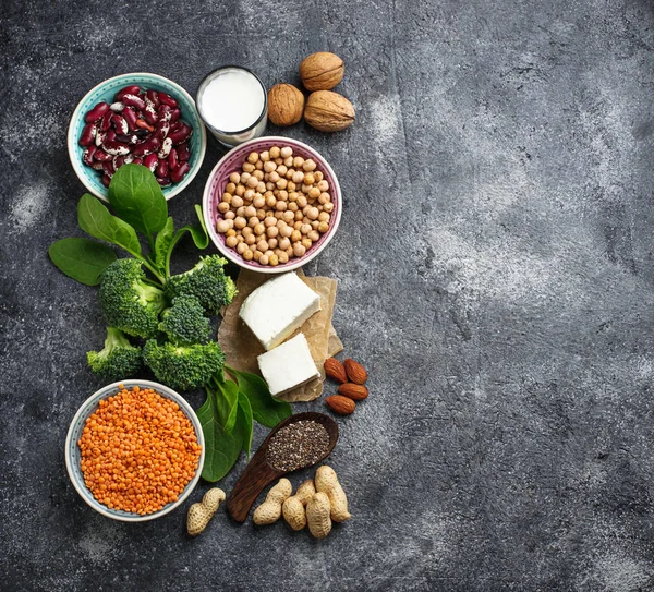 Linser, kikärtor, nötter, bönor, spenat, tofu, broccoli och chi — Stockfoto