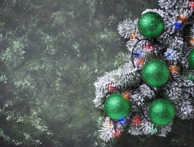 Noel arka plan ağaç ve topları dalı ile