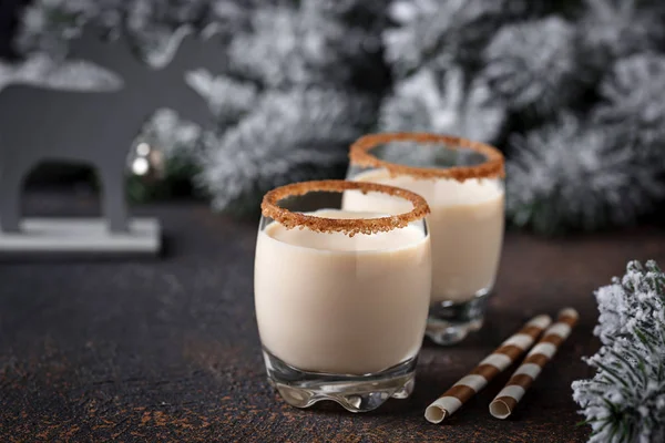 Traditionelles Weihnachts-Wintergetränk Eierlikör im Glas — Stockfoto