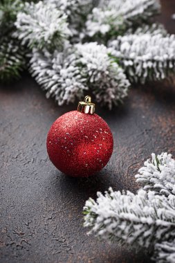 Noel şenlikli arka plan ağaç ve kırmızı parlak top dalı ile