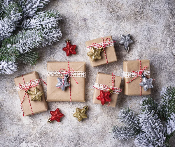 Caixas de presente de Natal em papel artesanal — Fotografia de Stock