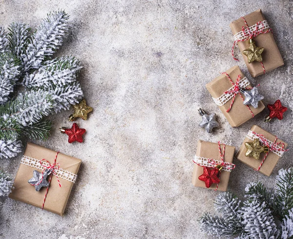 Noel hediye kutuları kağıtta. — Stok fotoğraf