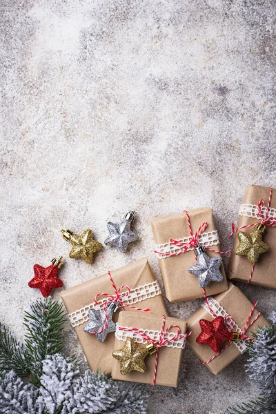 Caixas de presente de Natal em papel artesanal — Fotografia de Stock