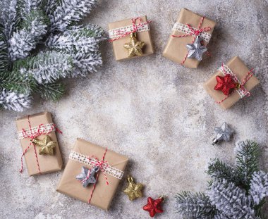 Noel hediye kutuları kağıtta.