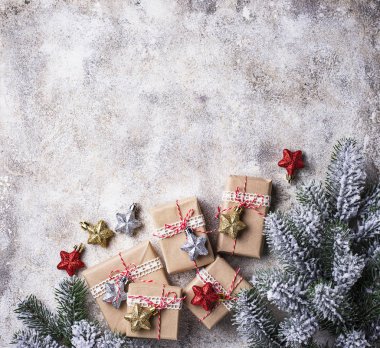 Noel hediye kutuları kağıtta.