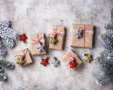 Noel hediye kutuları kağıtta.