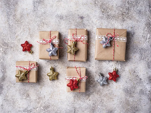 Cajas de regalo de Navidad en papel artesanal — Foto de Stock