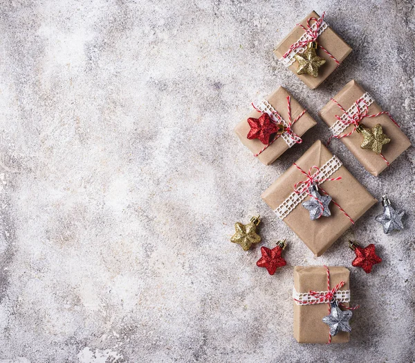 Cajas de regalo de Navidad en papel artesanal — Foto de Stock