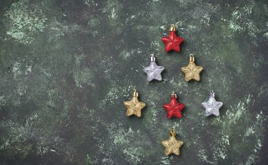 Noel ağacı şeklinde parlak parlak yıldız ile arka plan. Üstten görünüm