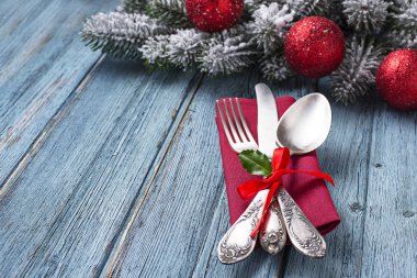 Mavi ahşap arka plan üzerinde Noel ve yeni yıl festival tablo ayarı