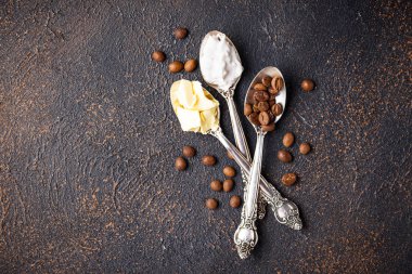 Kurşun geçirmez kahve pişirme için malzemeler. Hindistan cevizi yağı ve tereyağı.