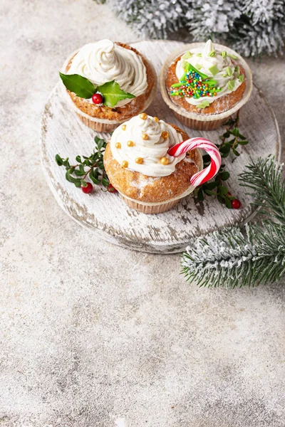 Kerst Feestelijke Cupcake Met Verschillende Decoraties Feestvoedsel — Stockfoto