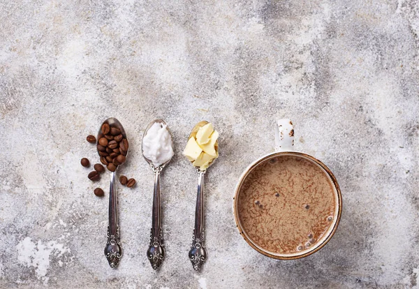 带椰子油和黄油的防弹咖啡 生酮低碳水化合物饮料 — 图库照片