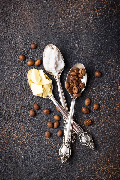 防弾コーヒーを料理の食材 ココナッツ オイルとバター — ストック写真
