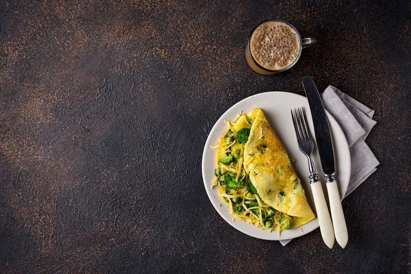 Desayuno Ketogénico Tortilla Baja Carbohidratos Keto Con Vegetales Verdes Café — Foto de Stock