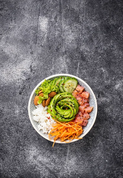 Hawaiian Poke Kom Met Zalm Rijst Avocado Wortel Komkommer — Stockfoto