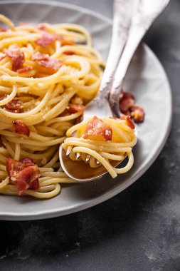 Pastırmalı ve parmesanlı Carbonara makarnası. Seçici odak