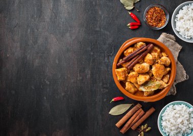 Tavuk tikka masala. Geleneksel Hint yemeği. Üst görünüm