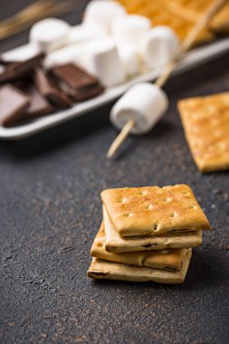 Marshmallows toasting ve ev yapımı şekerleme yemek için malzemeler