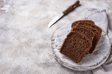 Taze çavdar ekmeği ışık arka plan üzerine dilimlenmiş. Üstten görünüm