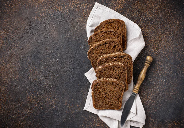 Čerstvé Plátky Žitného Chleba Tmavém Pozadí Rezavý — Stock fotografie
