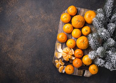 Ahşap tahta üzerinde taze olgun mandalina. Üstten görünüm