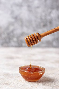 Ahşap kepçe damlayan tatlım, yakın çekim