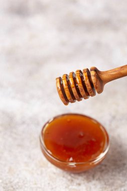 Ahşap kepçe damlayan tatlım, yakın çekim