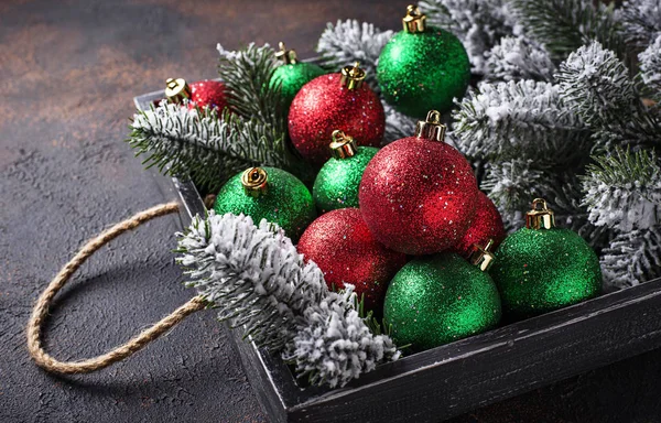 나무 상자에 빨간색과 녹색 크리스마스 트리 볼 — 스톡 사진
