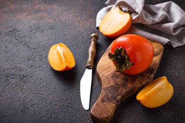Kesme tahtası üzerinde taze olgun Trabzon hurması