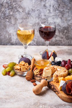Üzümlü peynir tabağı, incir, sos ve şarap. Seçici odak