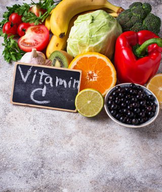 Vitamin C. sağlıklı beslenme içeren gıda. Seçici odak, uzay fotr metin