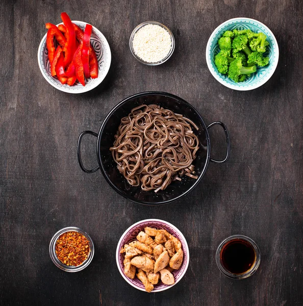 Fideos Asiáticos Soba Con Varios Ingredientes Vista Superior —  Fotos de Stock