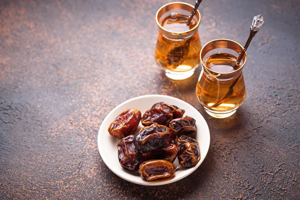 Traditional arabic tea and dry dates — Stock Photo, Image