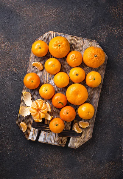 Fresh ripe tangerines on wooden board — Stock Photo, Image