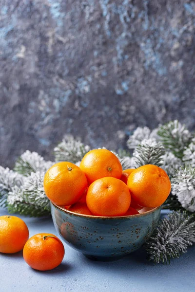 Świeże, dojrzałe mandarynki w misce — Zdjęcie stockowe