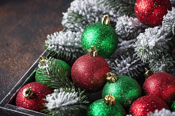 나무 상자에 빨간색과 녹색 크리스마스 트리 볼 — 스톡 사진