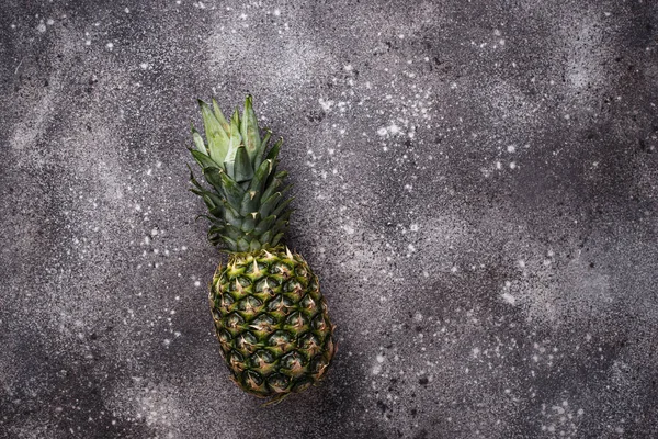 Piña sobre fondo de hormigón gris — Foto de Stock