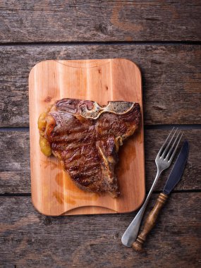 Ahşap tahta üzerinde ızgara T-bone biftek