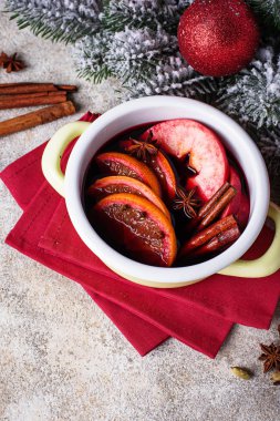 Noel sıcak mulled şarap pişirme