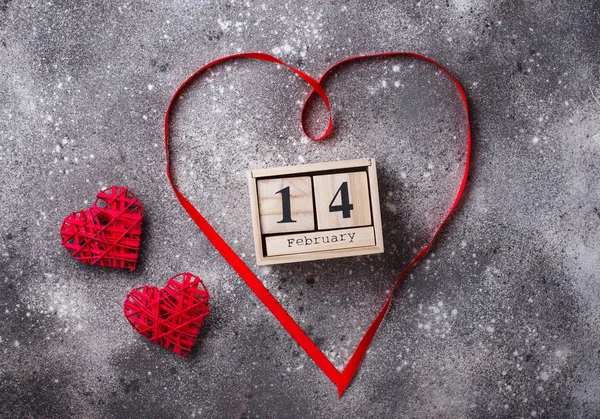 Valentines den pozadí s červenými srdci — Stock fotografie