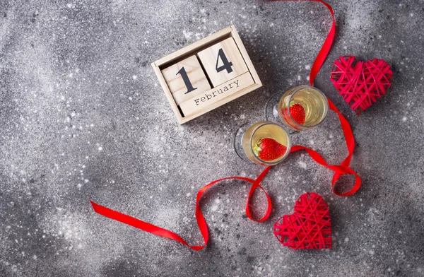 Valentijnsdag achtergrond. Champagne met aardbeien — Stockfoto