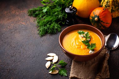 Vejetaryen sonbahar balkabağı kremalı çorba 