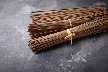 Çiğ çiğ Japon soba noodle üzerinde gri uygunluğunu