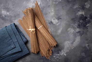 Çiğ çiğ Japon soba noodle gri bacground üzerinde. Üstten görünüm